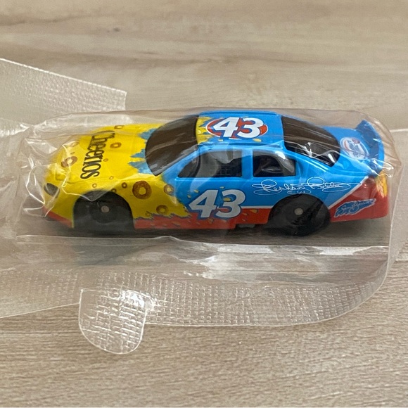 🟢 {3/$15} New in Plastic! NASCAR #43 Cheerios Richard Petty Car - Picture 3 of 16